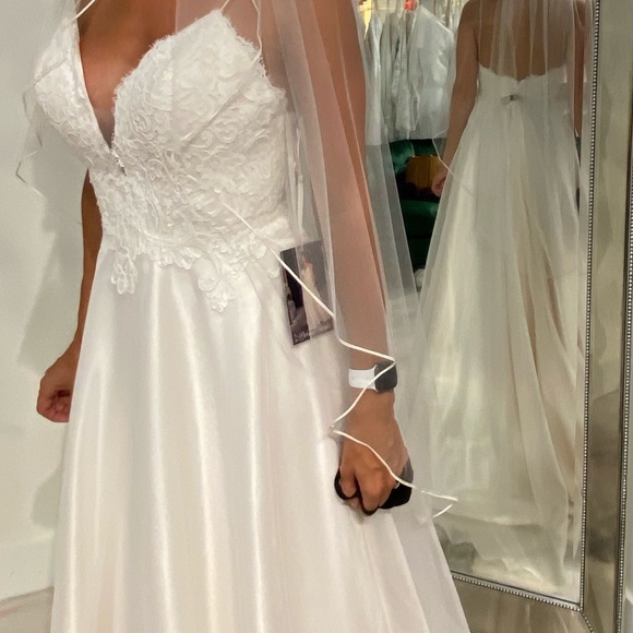 Paloma Blanca Ivory wedding gown - Picture 4 of 10